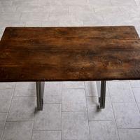 Tavolo in castagno e piedi in inox