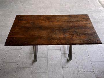 Tavolo in castagno e piedi in inox