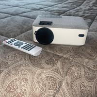 Proiettore e schermo da parete