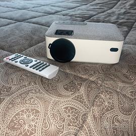 Proiettore e schermo da parete