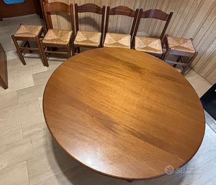 Tavolo in legno rotondo con sedie