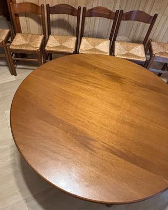 Tavolo in legno rotondo con sedie