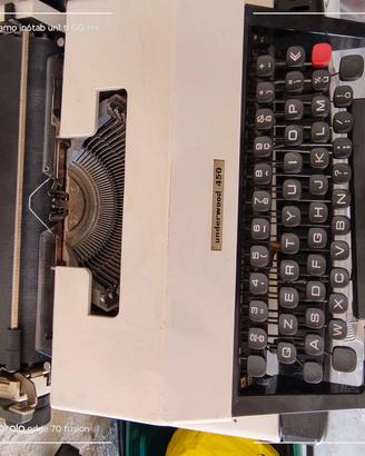 macchina da scrivere Olivetti 