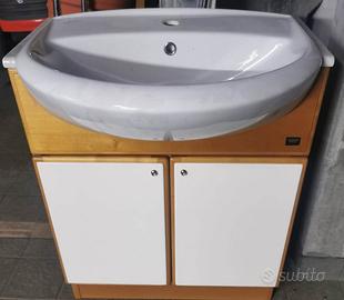 lavabo da bagno con mobile in legno