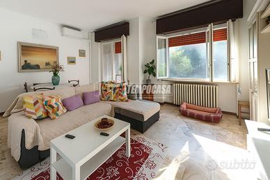 AMPIO QUADRILOCALE CON POSSIBILITA DI SECONDO BOX