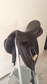 Sella in cuoio misura 17,5 compresa di staffe 
