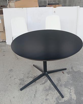 tavoli rotondi con sedie pelle