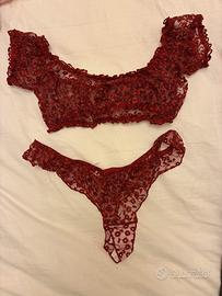 Completo intimo in pizzo rosso con fiorellini