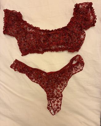 Completo intimo in pizzo rosso con fiorellini