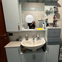 Mobile bagno con lavabo, specchio e pensili