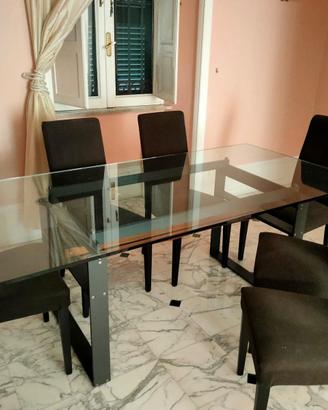 Tavolo di design in cristallo con sedie 