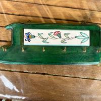Portachiavi di legno dipinto verde, da parete