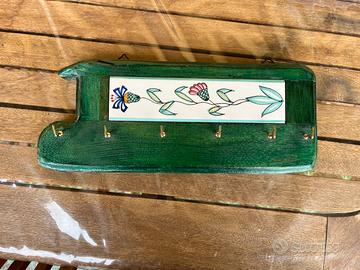 Portachiavi di legno dipinto verde, da parete