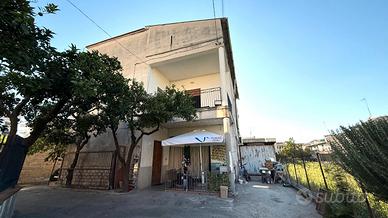 Soluzione bifamiliare con ampio giardino