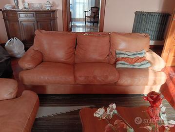 DIVANO E POLTRONE IN PELLE