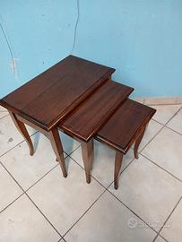 Tris di tavolini impilabili 