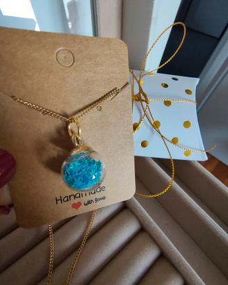 collana con ciondolo a sfera contenente stelline 