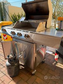 Barbecue a gas con 4 fuochi.