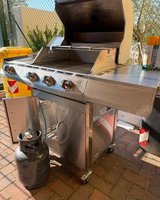 Barbecue a gas con 4 fuochi.