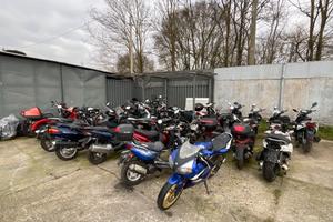 PEZZI DI RICAMBIO DI MOTO E MOTORINI DI VARIO TIPO