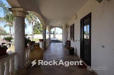 INTERESSANTE VILLA POCO FUORI IL CENTRO CITTA'