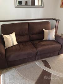 Divano con doppio recliner elettrico