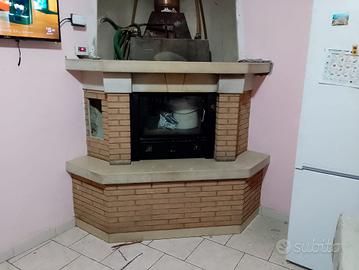 rivestimento per termocamino in marmo e mattoni 