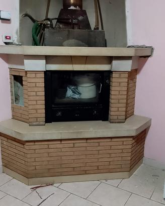 rivestimento per termocamino in marmo e mattoni 