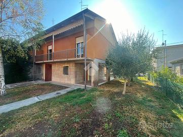 VILLA A SCHIERA A CASTELNOVO DI SOTTO