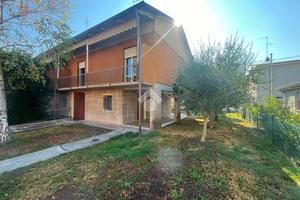 VILLA A SCHIERA A CASTELNOVO DI SOTTO