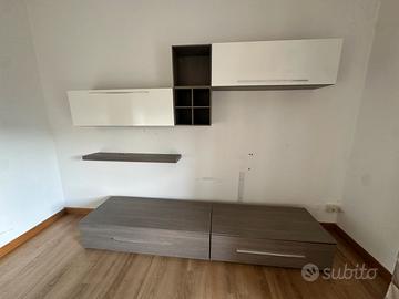 Mobili a muro e non per salotto
