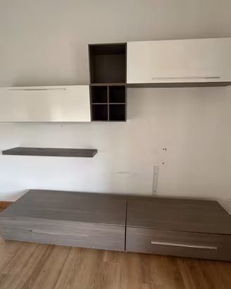 Mobili a muro e non per salotto