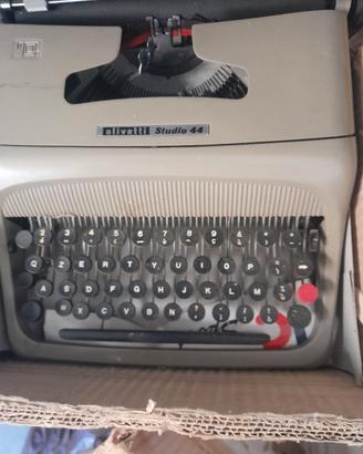 macchina da scrivere olivetti lettera 44