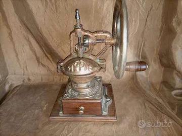 Macina caffè vintage in ghisa a volano