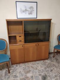 tavolo con sedie e  mobile 