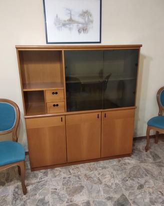 tavolo con sedie e  mobile 