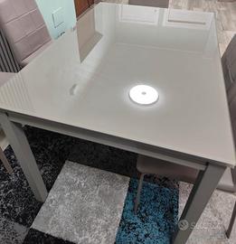 Tavolo in vetro temperato allungabile e 6 sedie