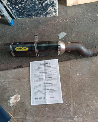 scarico moto in carbonio marca Arrow 