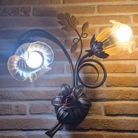 Applique a parete in ferro battuto con due luci