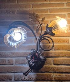 Applique a parete in ferro battuto con due luci