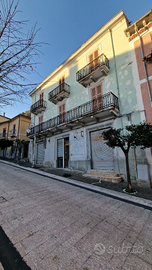 Palazzina centro paese con giardino
