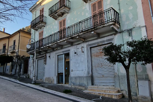 Palazzina centro paese con giardino