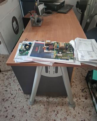 SCRIVANIA E SEDIA 