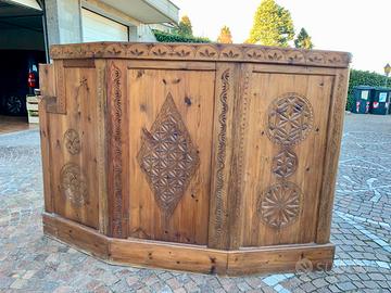 Mobile bar in legno intagliato
