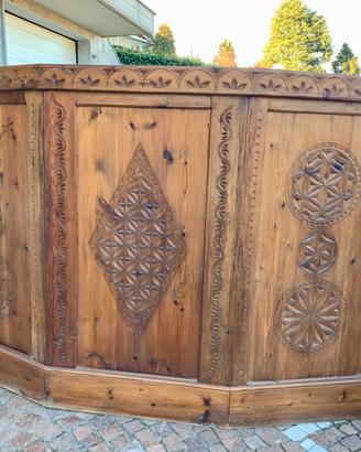 Mobile bar in legno intagliato