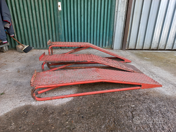 Pedane x auto in ferro uso espositivo