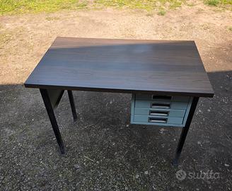 tavolino con cassetti