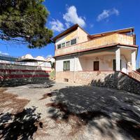 Rif. 239 destra volturno 55.000,00 villa con giar