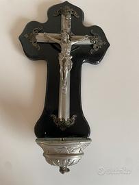 Crocifisso con acquasantiera