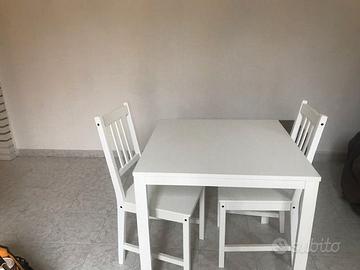 Tavolo con due sedie nuovi